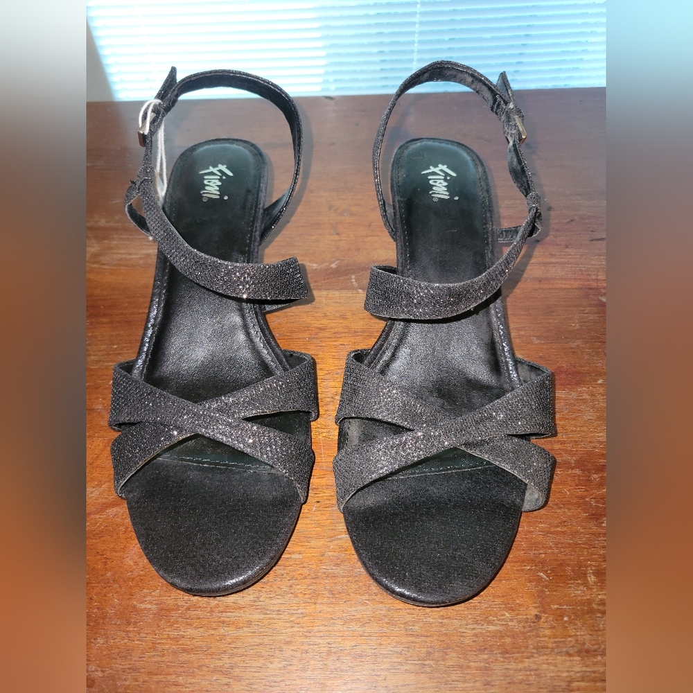 NEW IN BOXFioni Women's Dazie Black Glitter Strap 2.5" Heel Sandals in size 9W